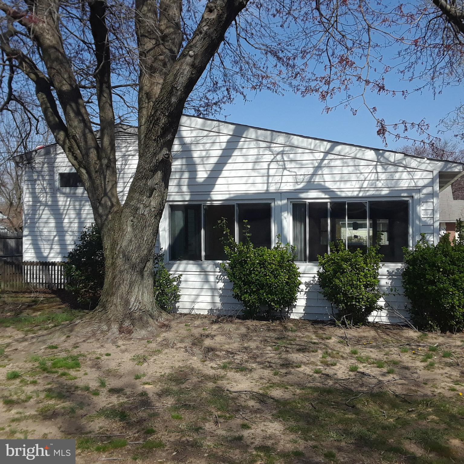 COUNTRY CLUB MANOR - Residential