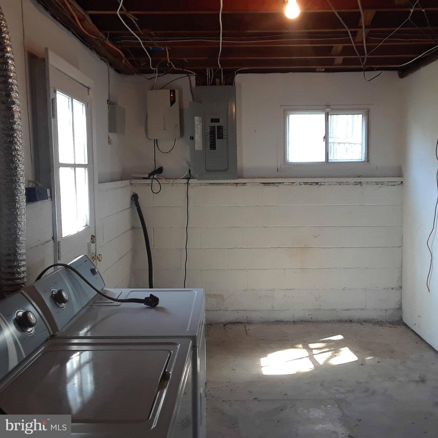 COUNTRY CLUB MANOR - Residential