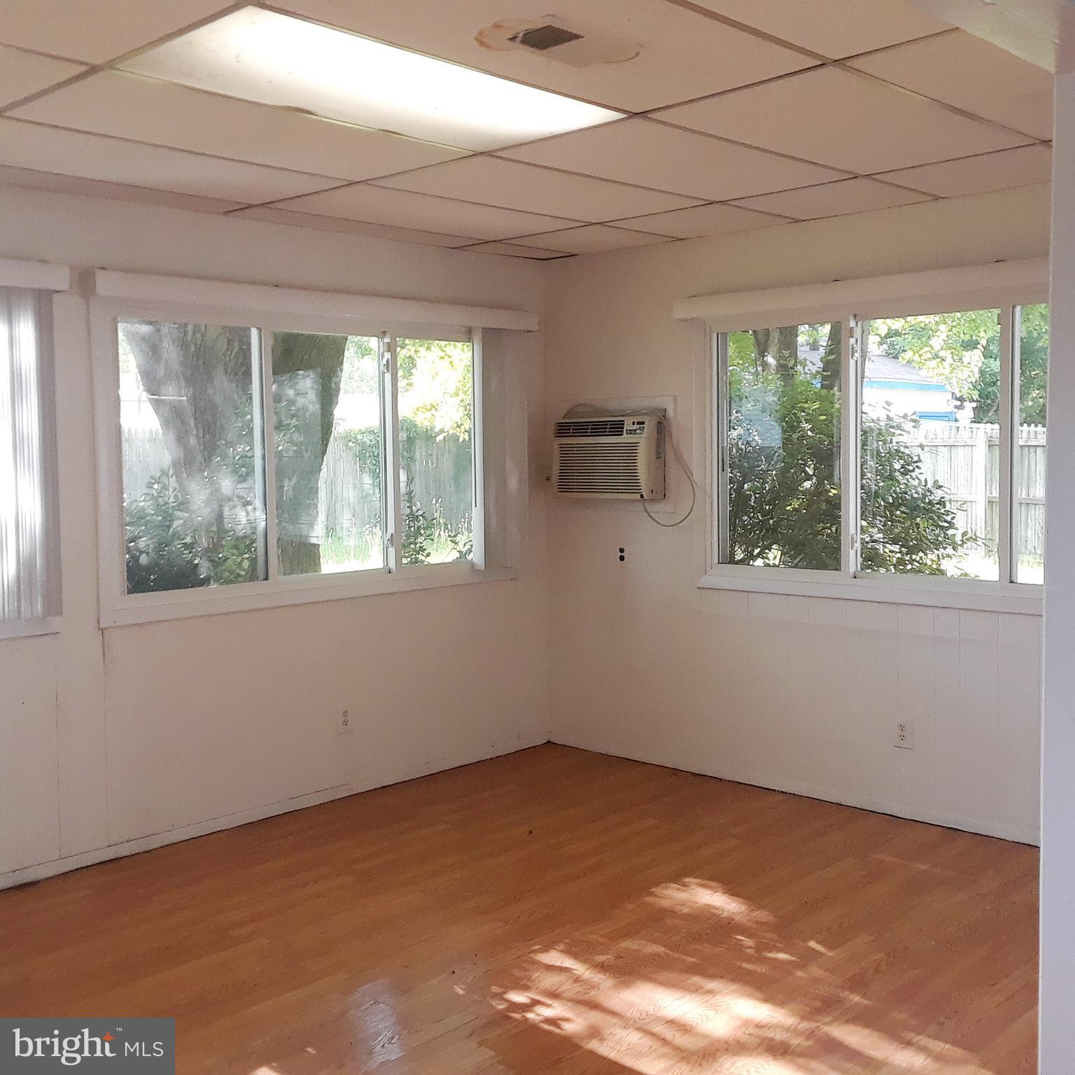 COUNTRY CLUB MANOR - Residential