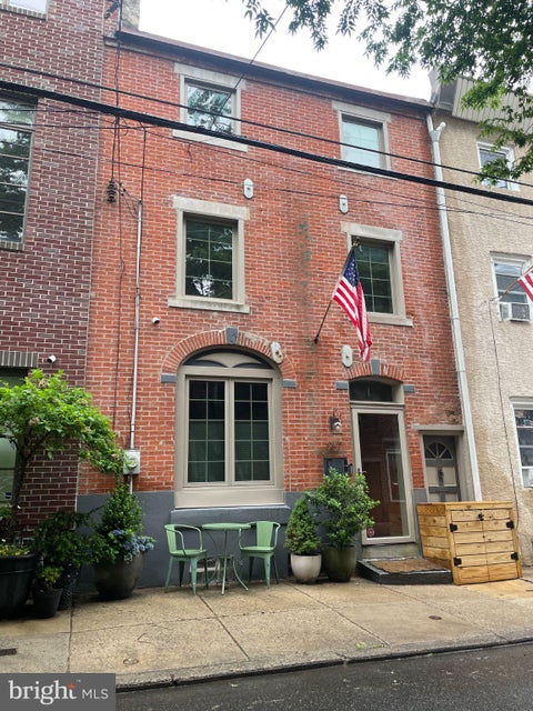 Townhouse For Sale - 957 N Lawrence St<br/> PHILADELPHIA, PA 19123