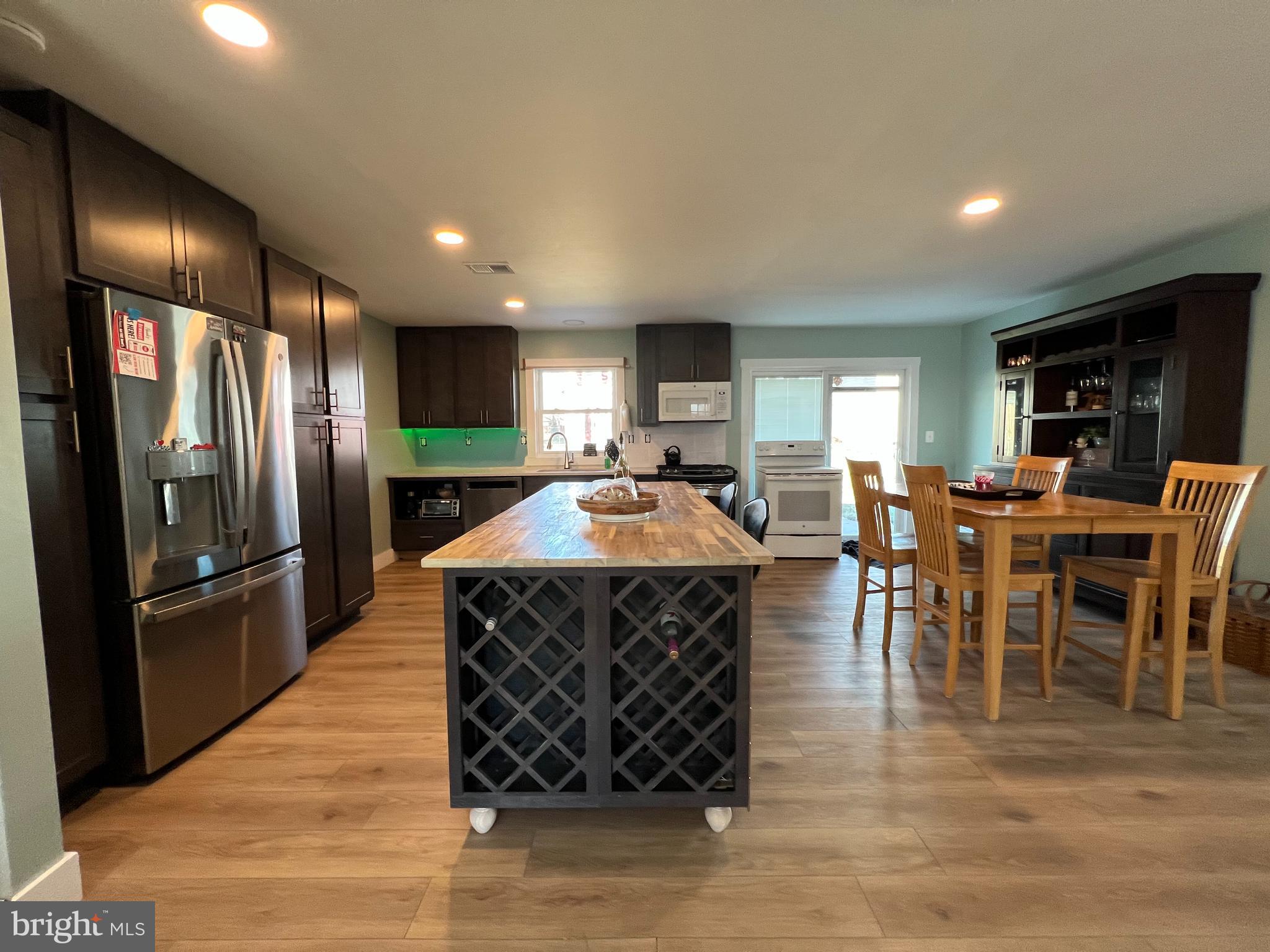 FOUR SEASONS ESTATES - Residential Lease