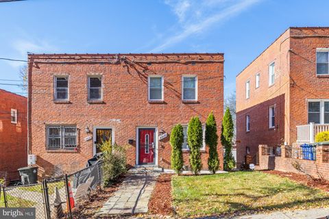 2421 18TH PLACE SE WASHINGTON DC 20020