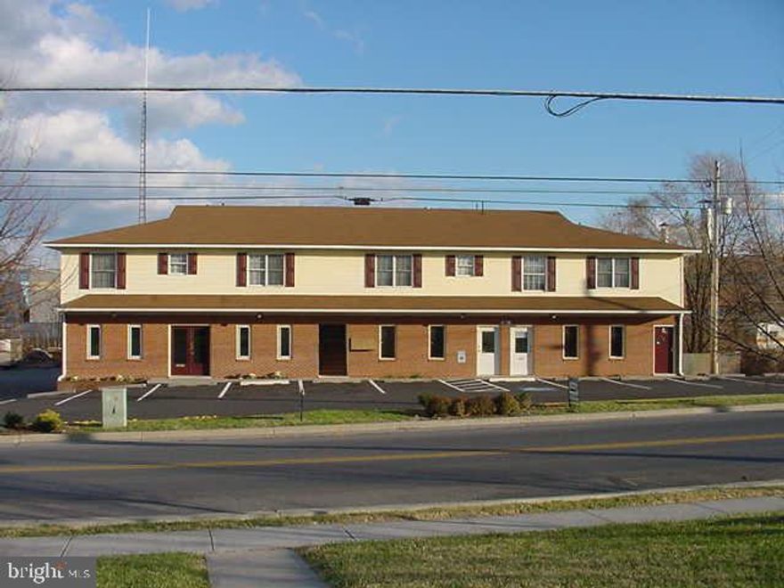 Adorable one-bedroom apartment in Winchester offering comfort and convenience! Off-street parking included, with quick access to major highways and everything Winchester has to offer. Perfect for easy living!
Pets case by case