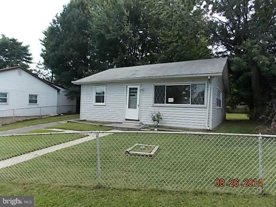 Delightful 3BR Middle River home w/ HW floors, large yard, great location, parking pad. Perfect for a handy home-owner or investor. Property eligible under Freddie Mac First Look Initiative (homeowners only) thru 9/23/14.  SOLD AS-IS.  GR/HOA/FF fees TBD by buyer.   Seller pays NO transfer/ recordation costs.  >> AGENTS   SEE AGENT REMARKS FOR OFFER INSTRUCTIONS.