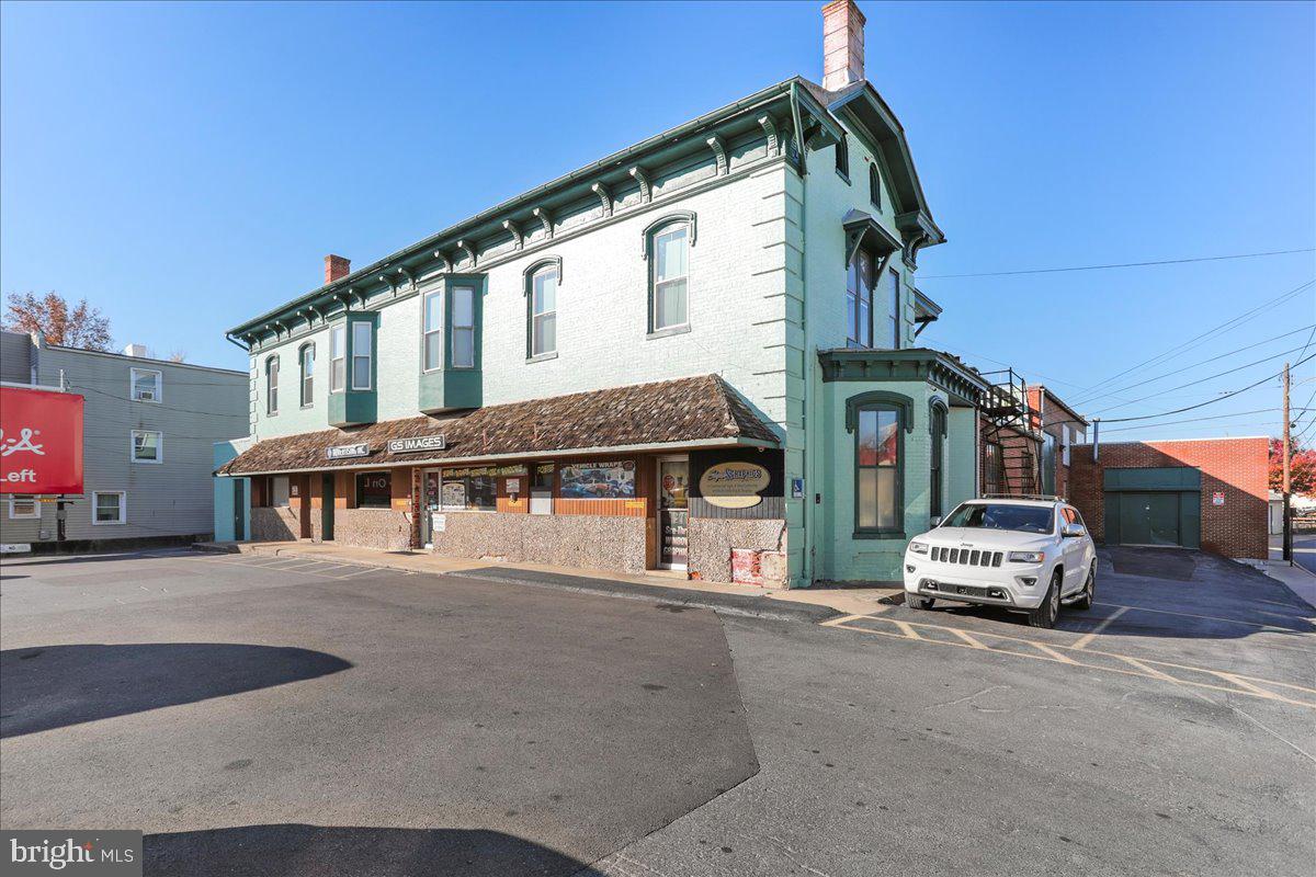 11% CAP RATE , THIS PROPERTY IS AN INCOME PRODUCER. GREAT LOCATION AND PARKING.
BOTH APARTMENTS ARE NEWLY RENOVATED AND FULLY LEASED.
POTENTIAL FOR FUTURE INCOME AS WELL. 24 -48 NOTICE TO SHOW, LISTING AGENT WILL ACCOMPANY SHOWINGS!
COMMERICAL LEASE WITH OPTIONS TO RENEW WITH A LONG TERM TENANT.
CALL FOR DETAILS!