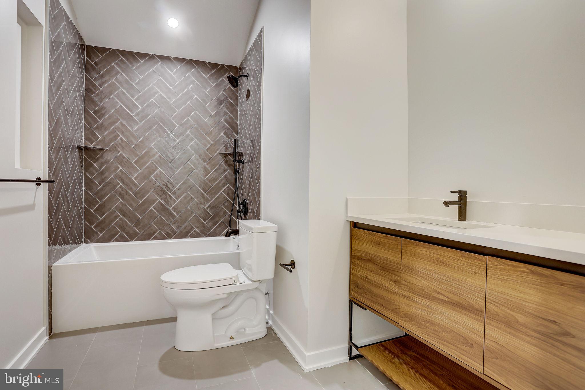 GLADWYNE - Residential