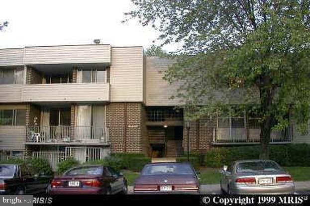 2 bedroom by Largo Town Center! Freshy updated for new tenant. Large living room area with large balcony. Master suite. Washer and dryer in unit, pool and parking. Apply today!