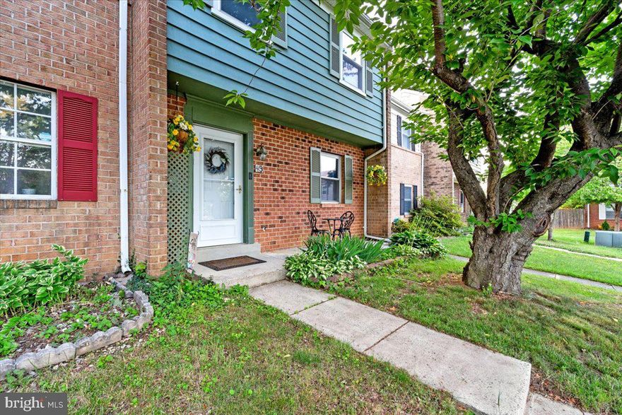 Nice interior 3 bedroom townhouse with large, fenced back yard. The kitchen has remodeled cabinets, countertops & stainless steel appliances, remodeled bathrooms, fresh paint, energy-efficient windows, hardwood floors, a large breakfast room, patio for relaxing. This is a great house for the money with a location that is convenient to shopping, restaurants, and major commuter routes. Move-in ready.  Private, fenced rear yard backs to the common area.