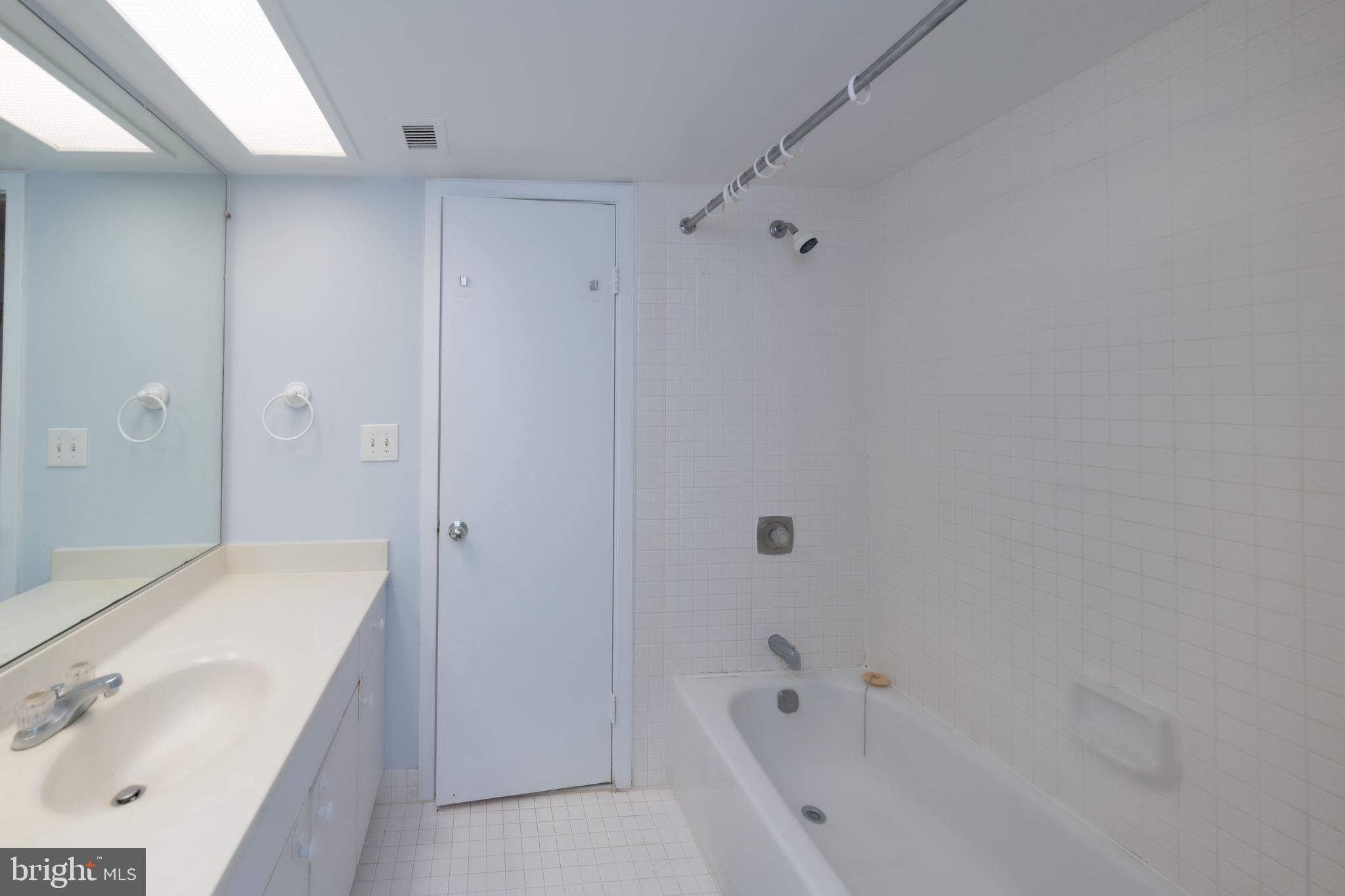 SKYLINE SQUARE CONDO - Residential Lease