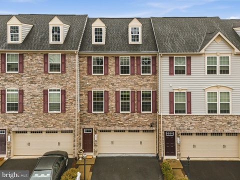 Townhouse For Sale - 7006 Darbey Knoll Drive<br/> GAINESVILLE, VA 20155