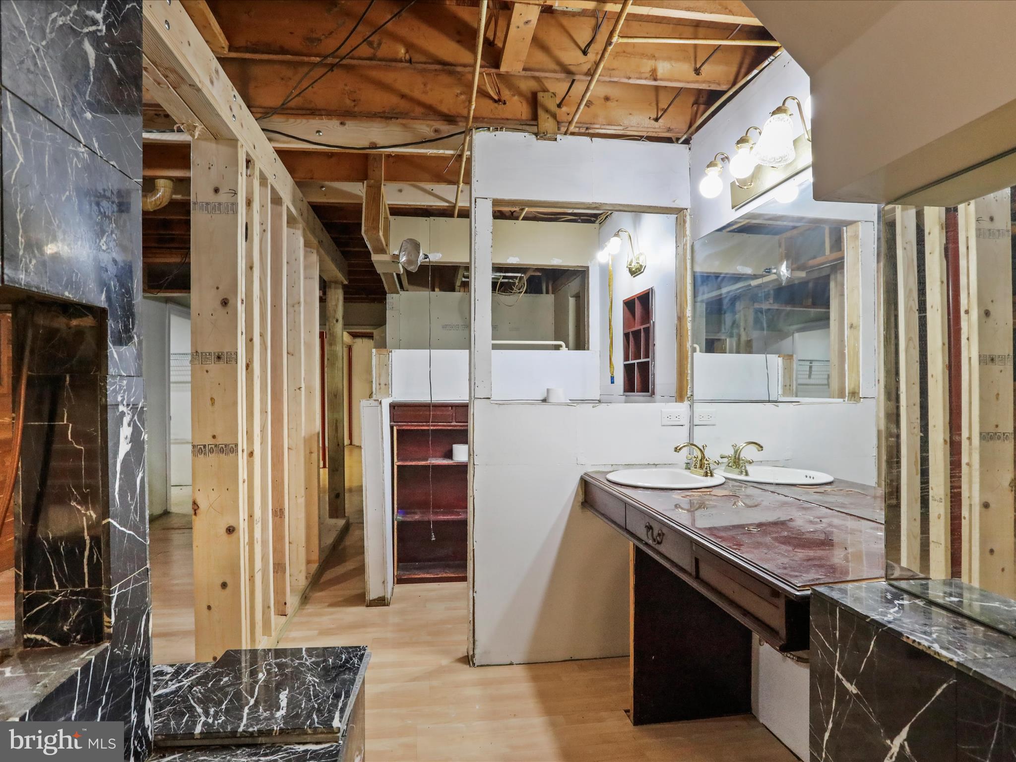 HIDDEN RIVER - Residential