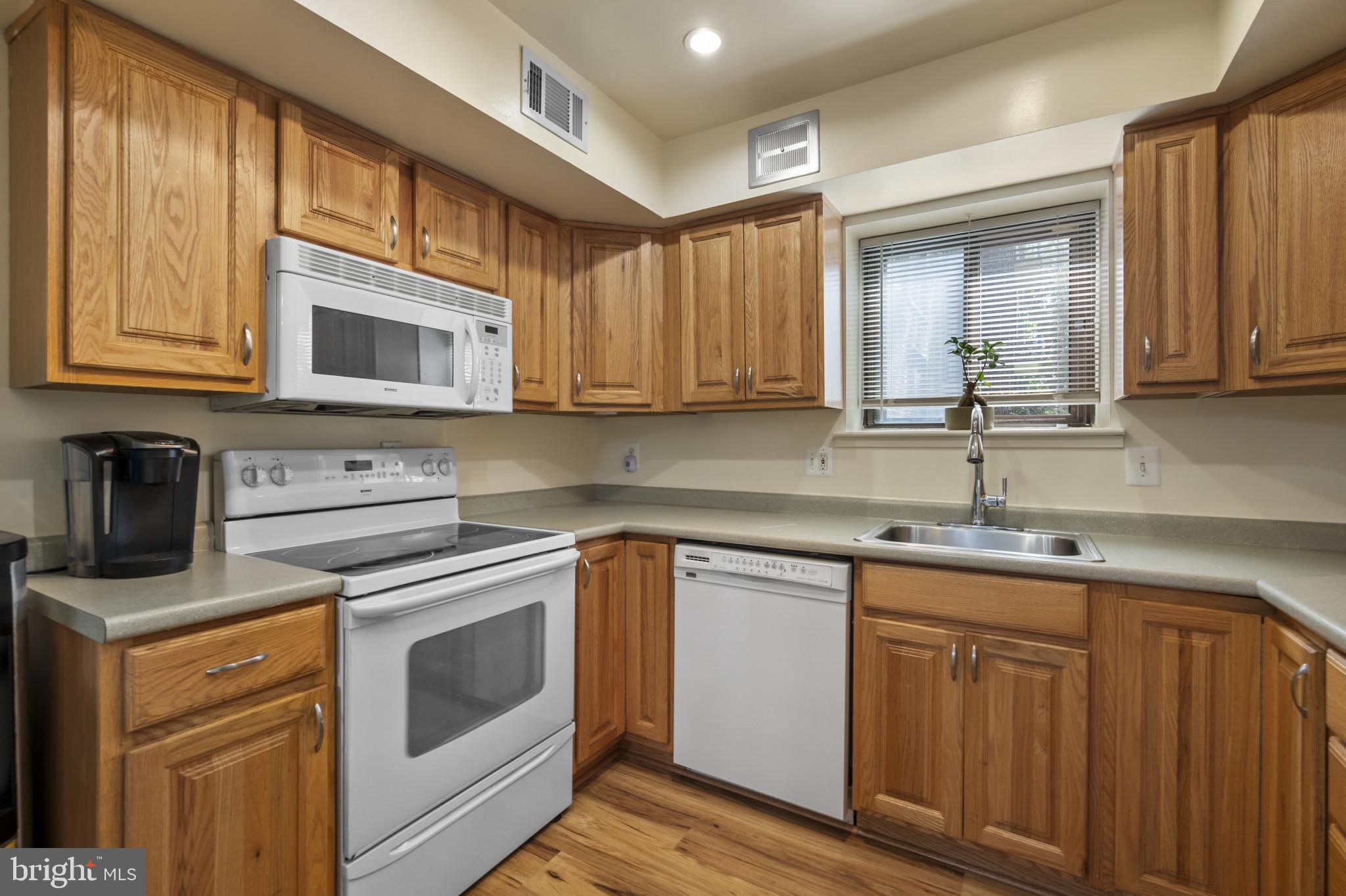 CAMELBACK VILLAGE - Residential