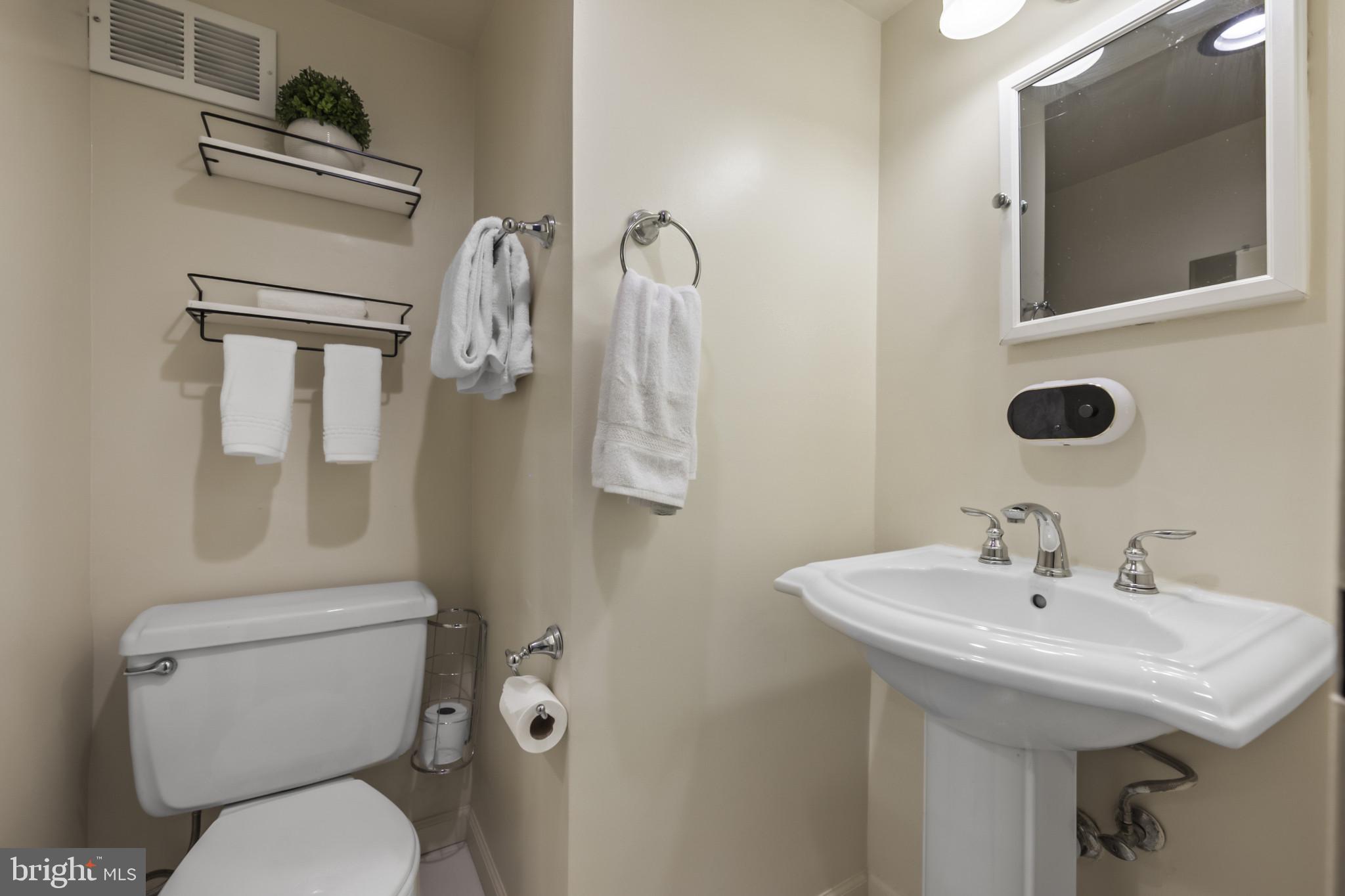 CAMELBACK VILLAGE - Residential