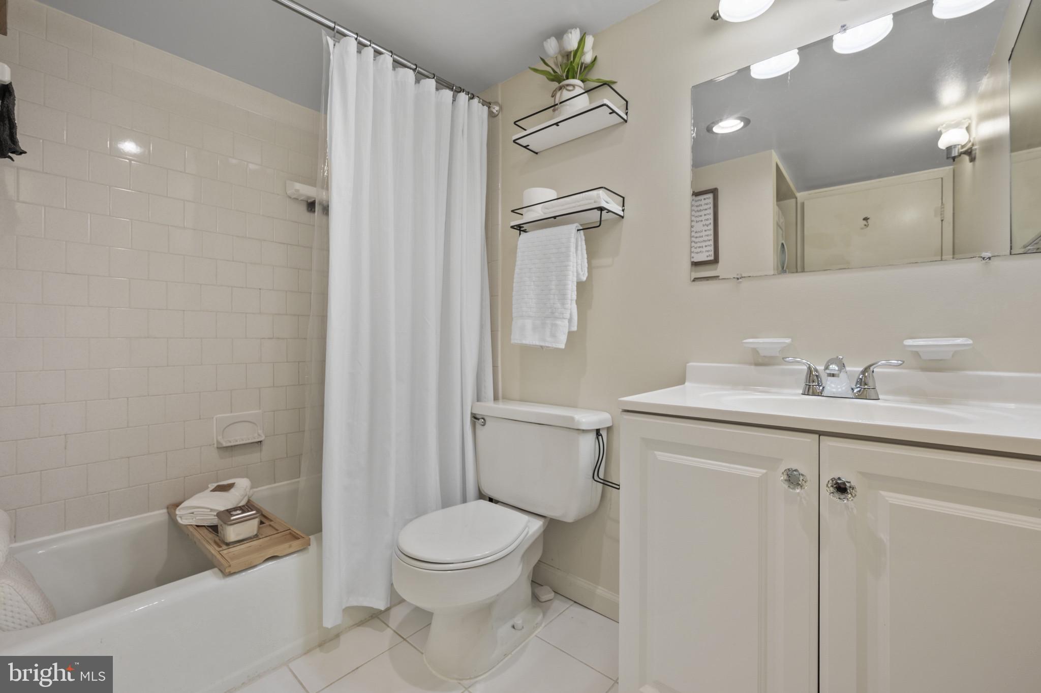 CAMELBACK VILLAGE - Residential