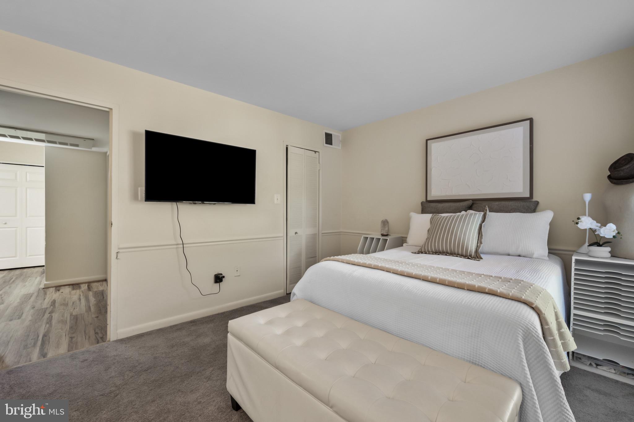 CAMELBACK VILLAGE - Residential