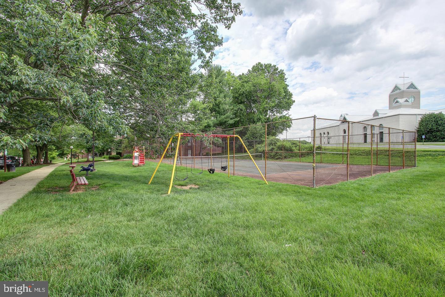 CAMELBACK VILLAGE - Residential