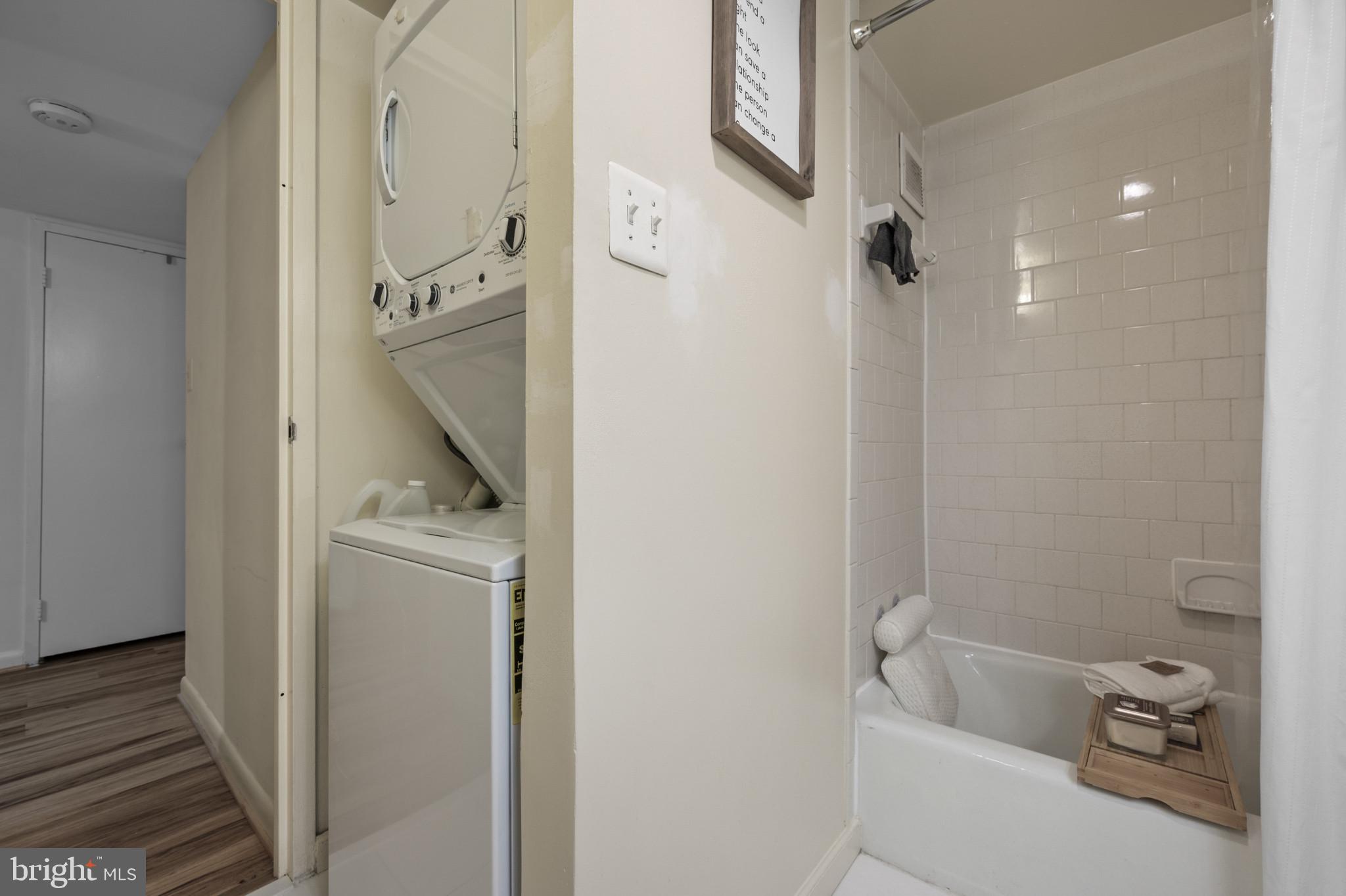 CAMELBACK VILLAGE - Residential