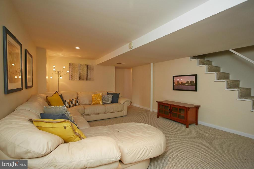 CRESCENT HILLS - Residential