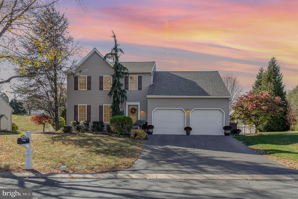 Photo of 10 Foxrun Terrace, Lititz, PA 17543 (MLS # PALA2060576)