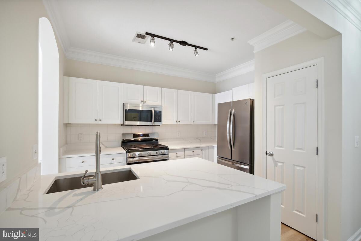 3 ARCH PLACE 325