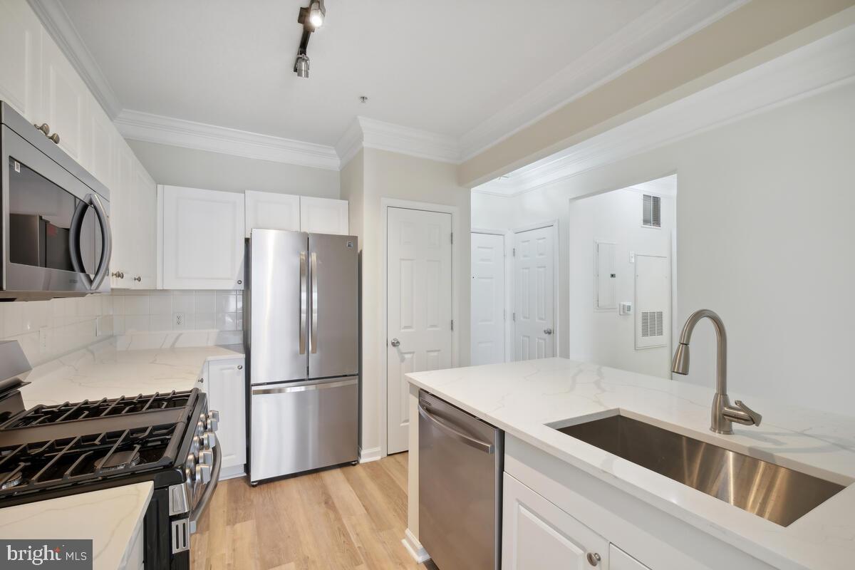 3 ARCH PLACE 325