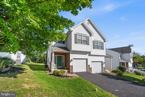 Townhouse For Sale - 1537 Crest Park Court<br/> BETHLEHEM, PA 18015