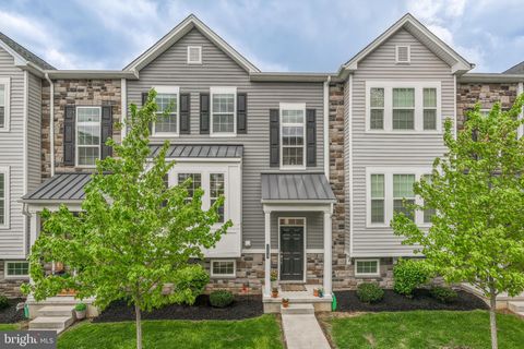 Townhouse For Sale - 104 Hartzels Lane<br/> CHALFONT, PA 18914