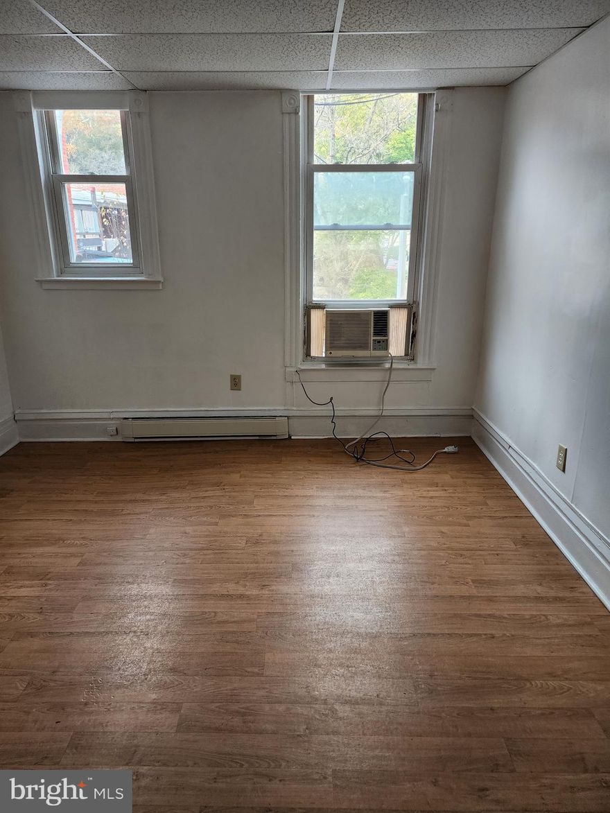 1 bedroom 1 bath rental apartment in the heart of Berkeley Springs.  2nd story unit with no one above or to the sides.  Full tub, full kitchen.