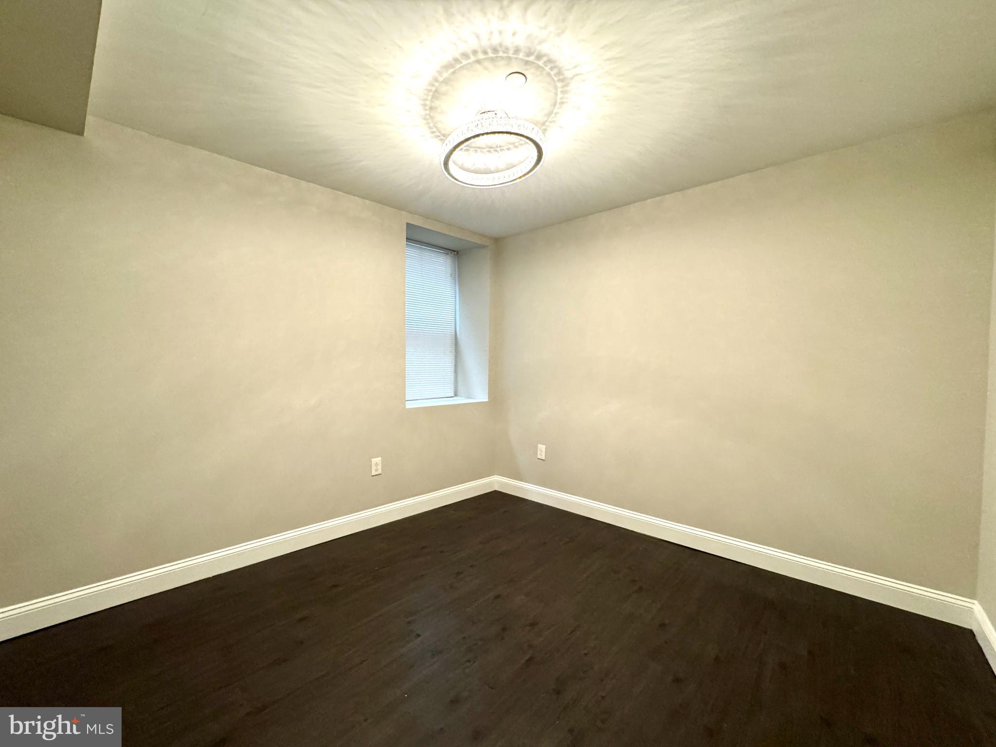 QUEEN VILLAGE - Residential Income