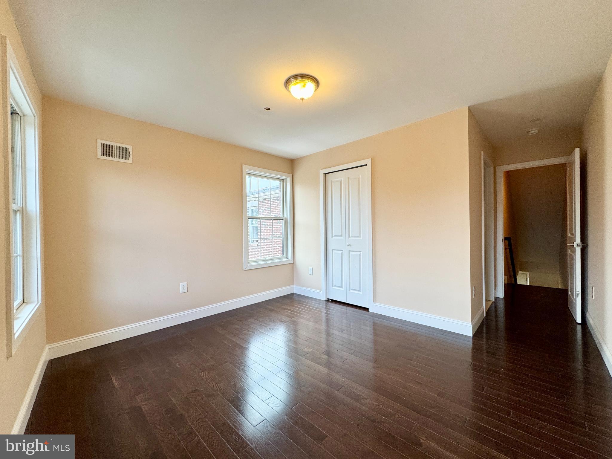 QUEEN VILLAGE - Residential Income