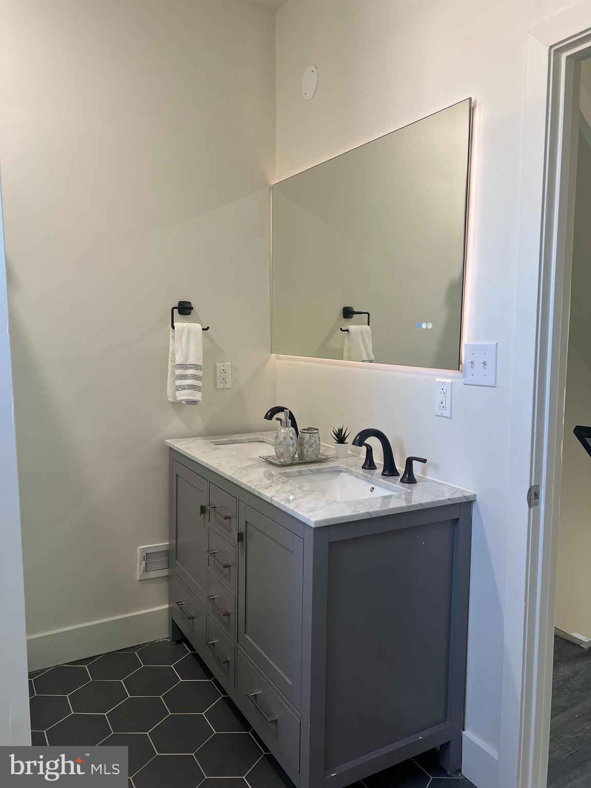 2407 W SEYBERT STREET