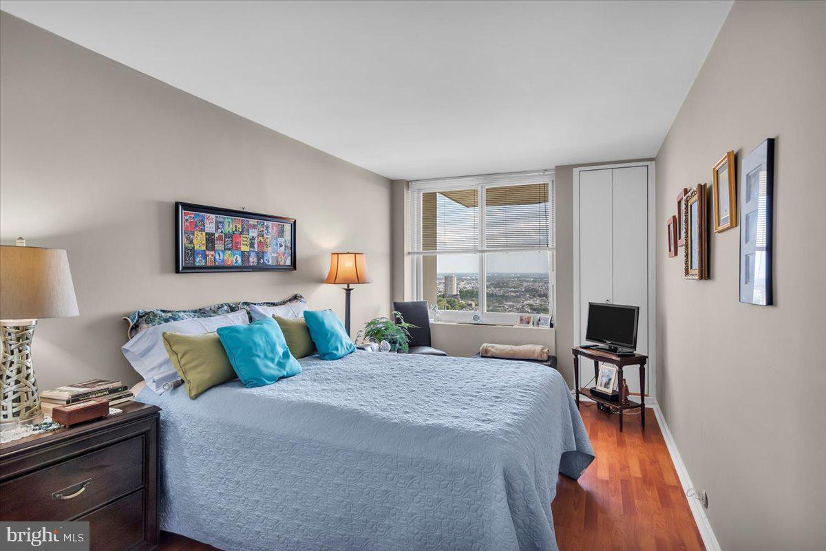 WASHINGTON SQ - Residential