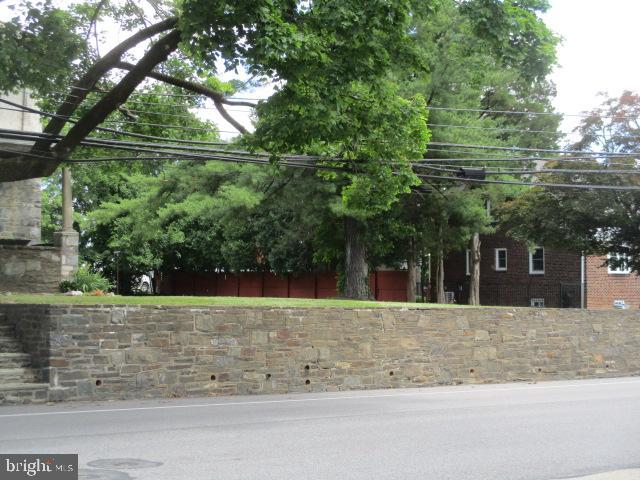 222 E NORTH LANE