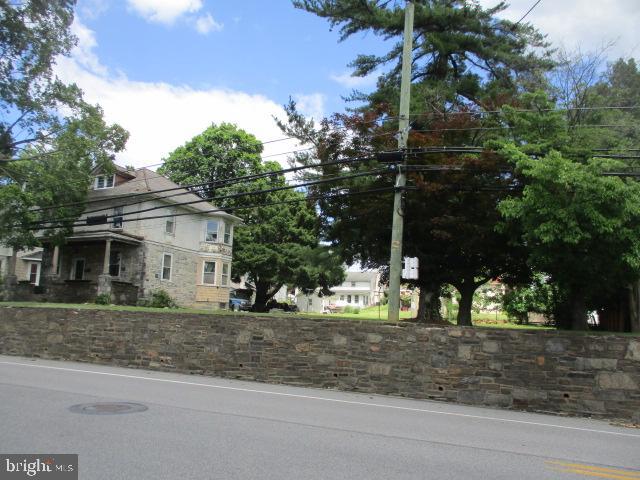 222 E NORTH LANE