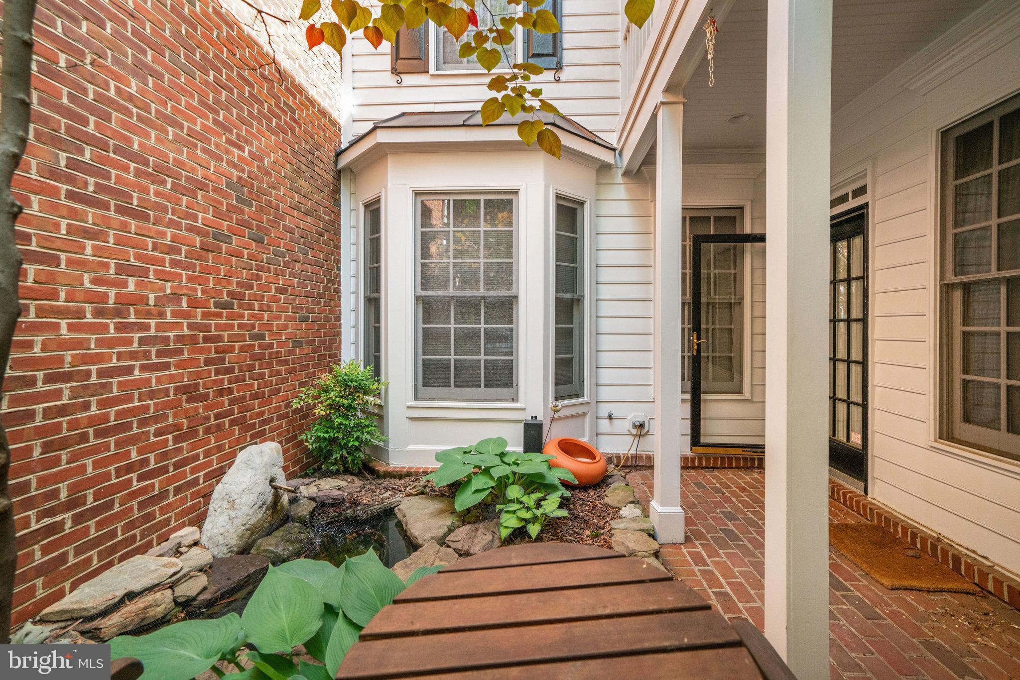 1109 ROUNDHOUSE LANE