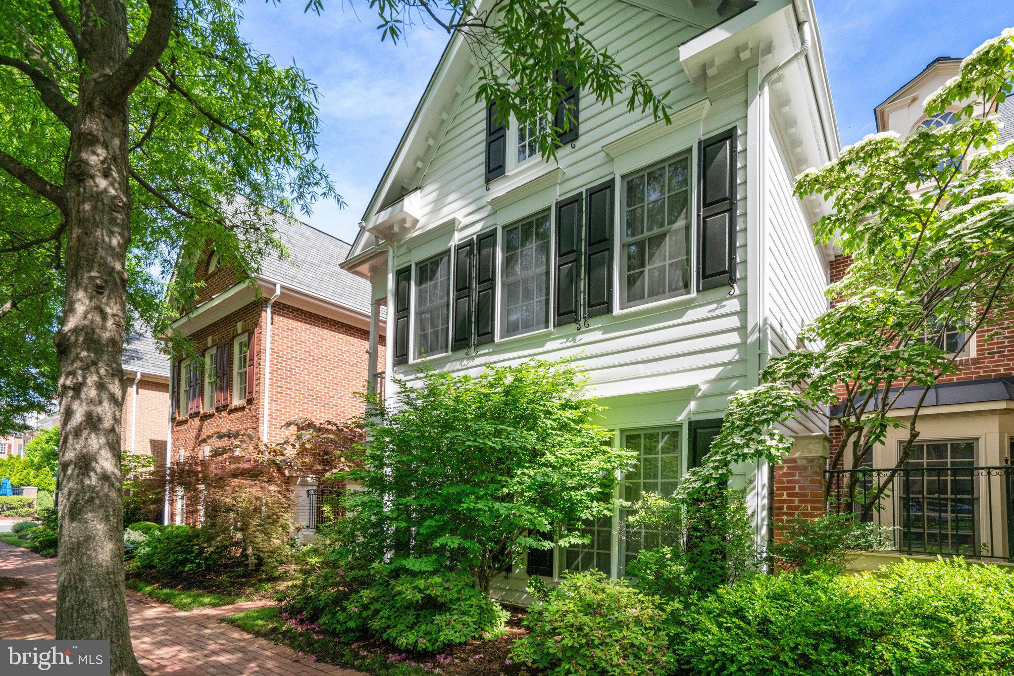 1109 ROUNDHOUSE LANE