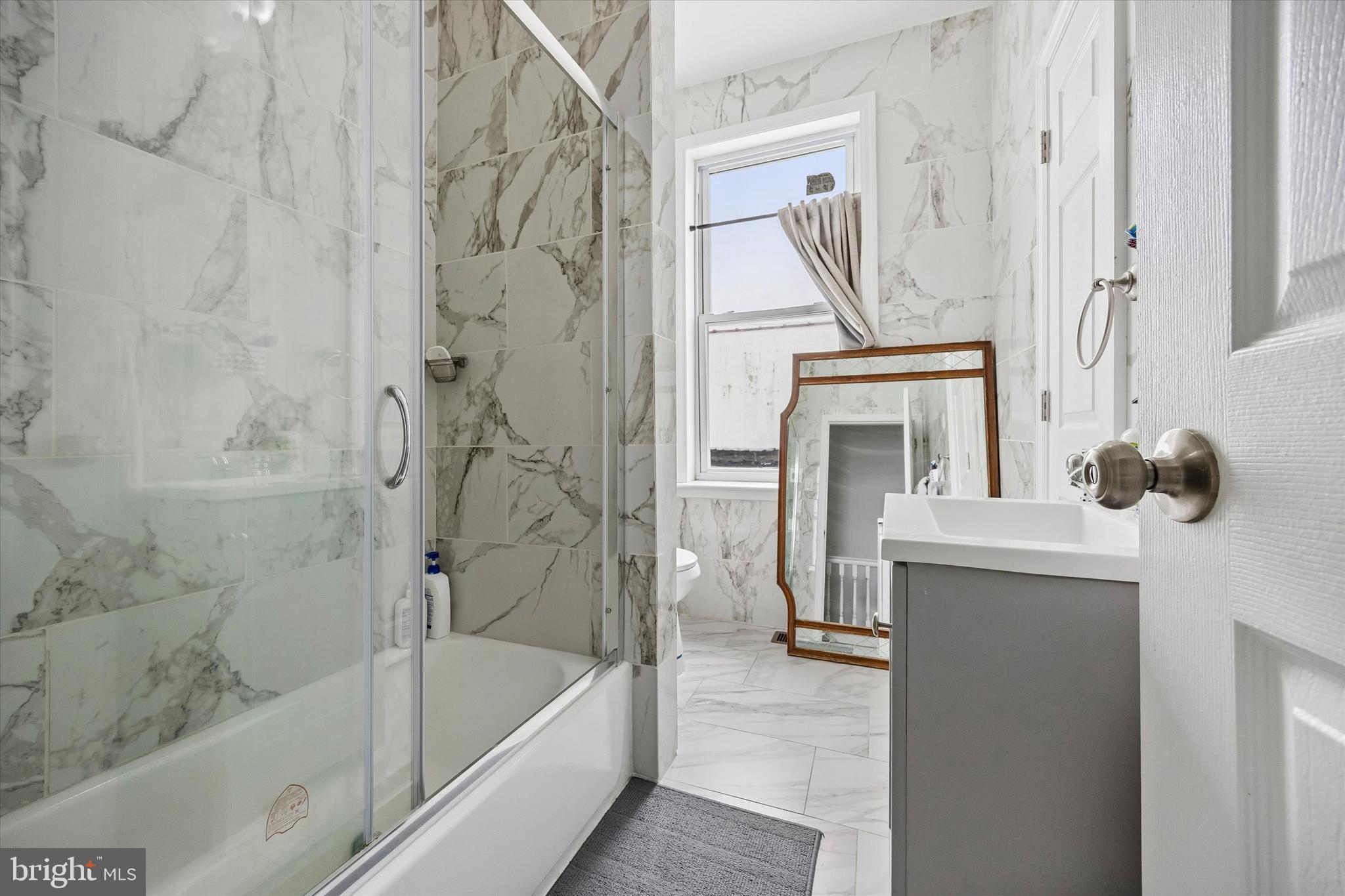 LAWNDALE - Commercial Sale