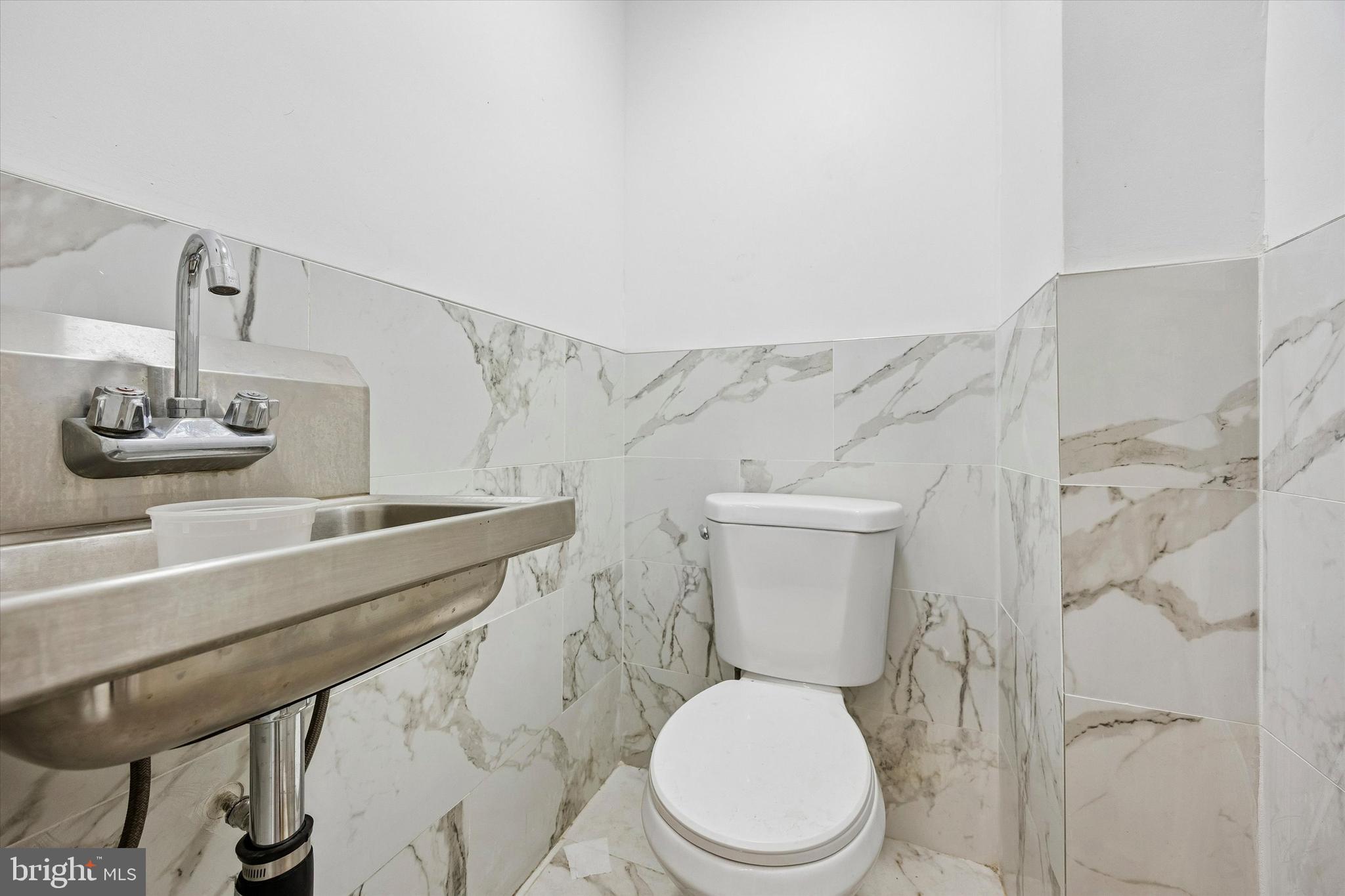 LAWNDALE - Commercial Sale