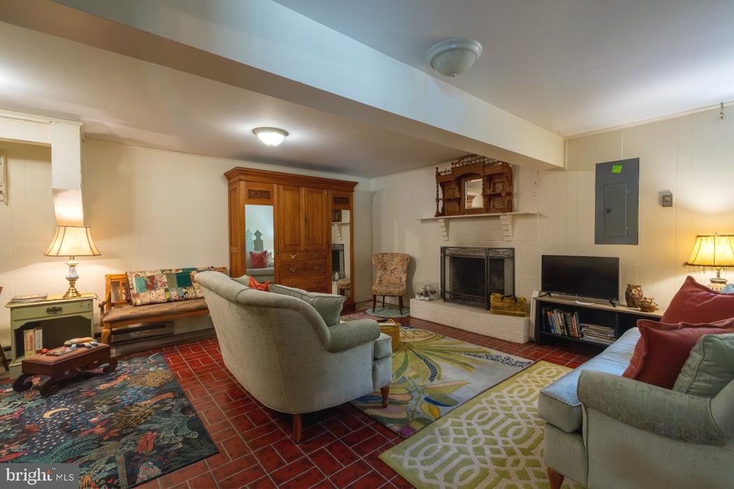 FALLING SPRINGS FARM - Residential
