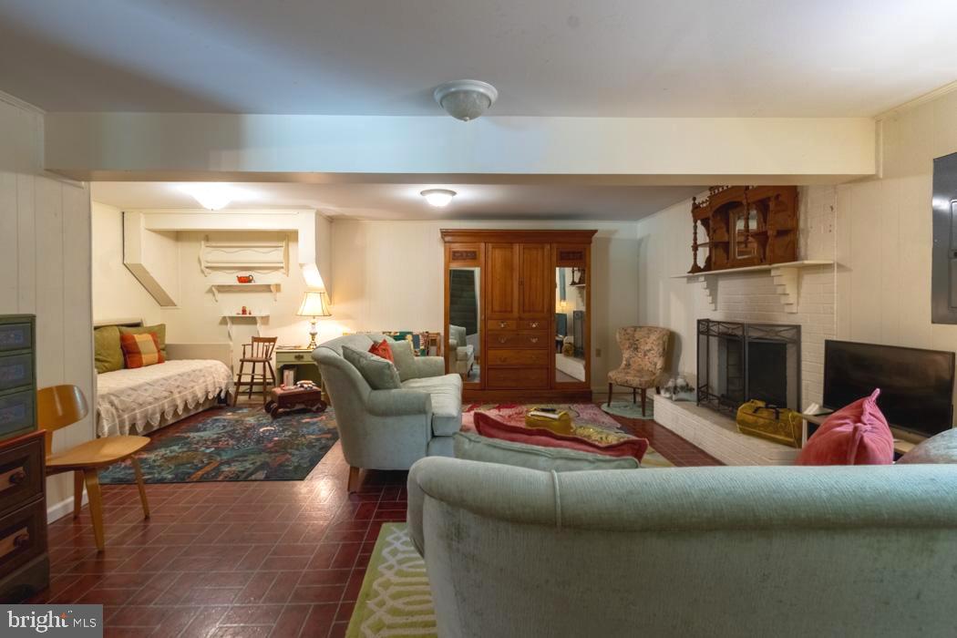 FALLING SPRINGS FARM - Residential