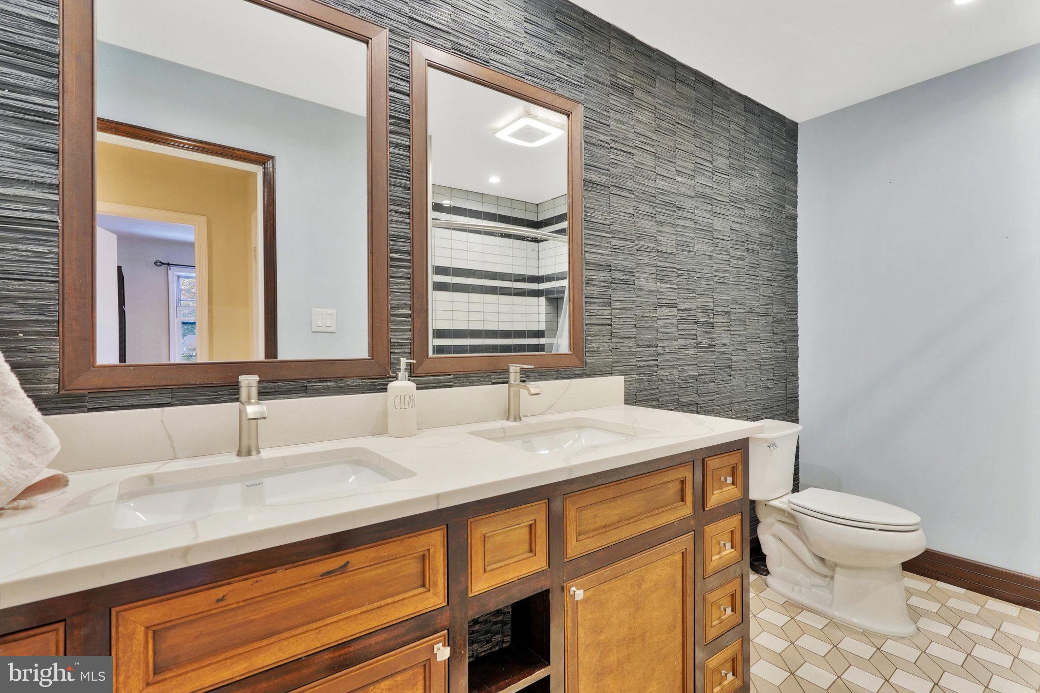 HALLMARK MANOR - Residential