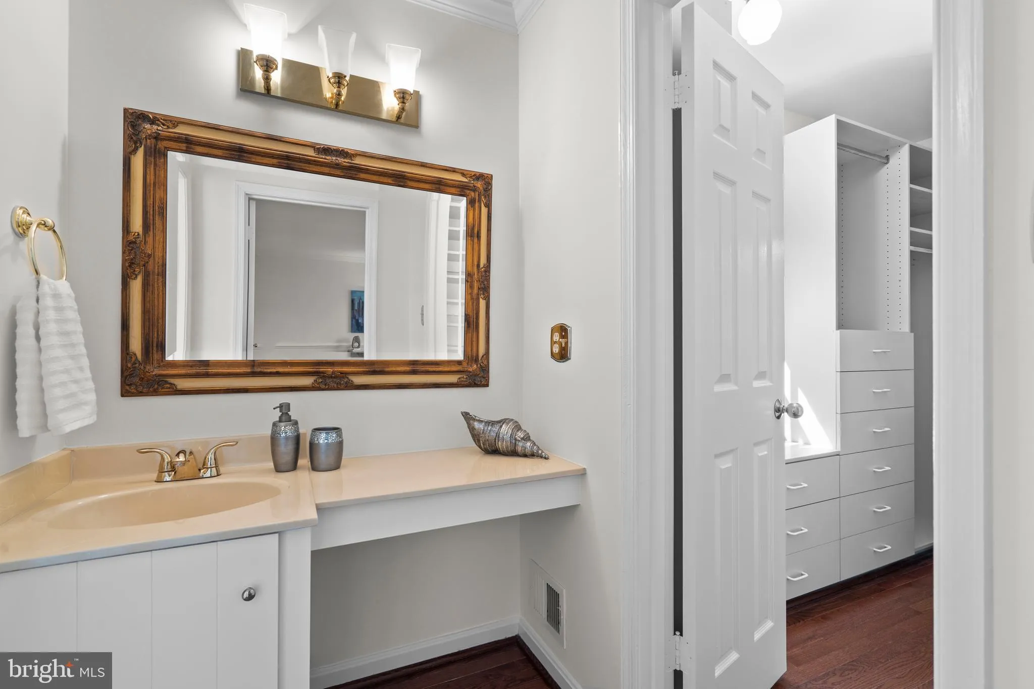 Vienna, Virginia 22181, United States, 3 Bedrooms Bedrooms, ,4 BathroomsBathrooms,Residential,Pending,100198