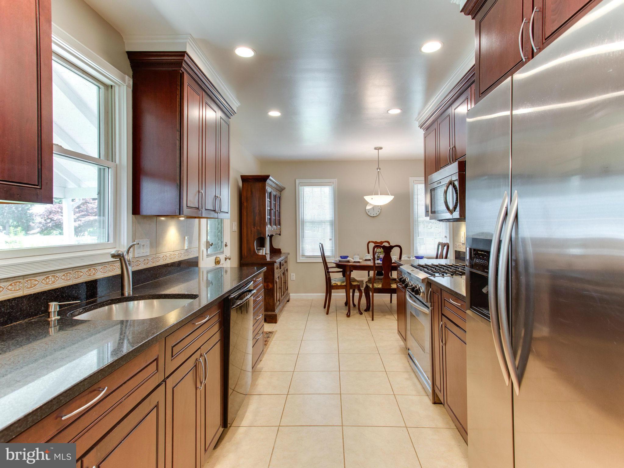 MANOR LAKE - Residential