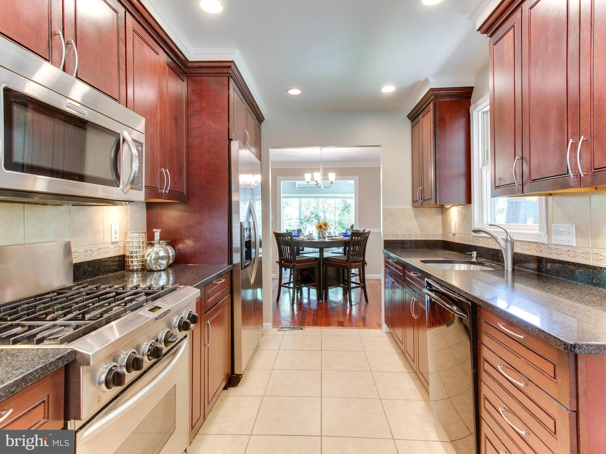 MANOR LAKE - Residential