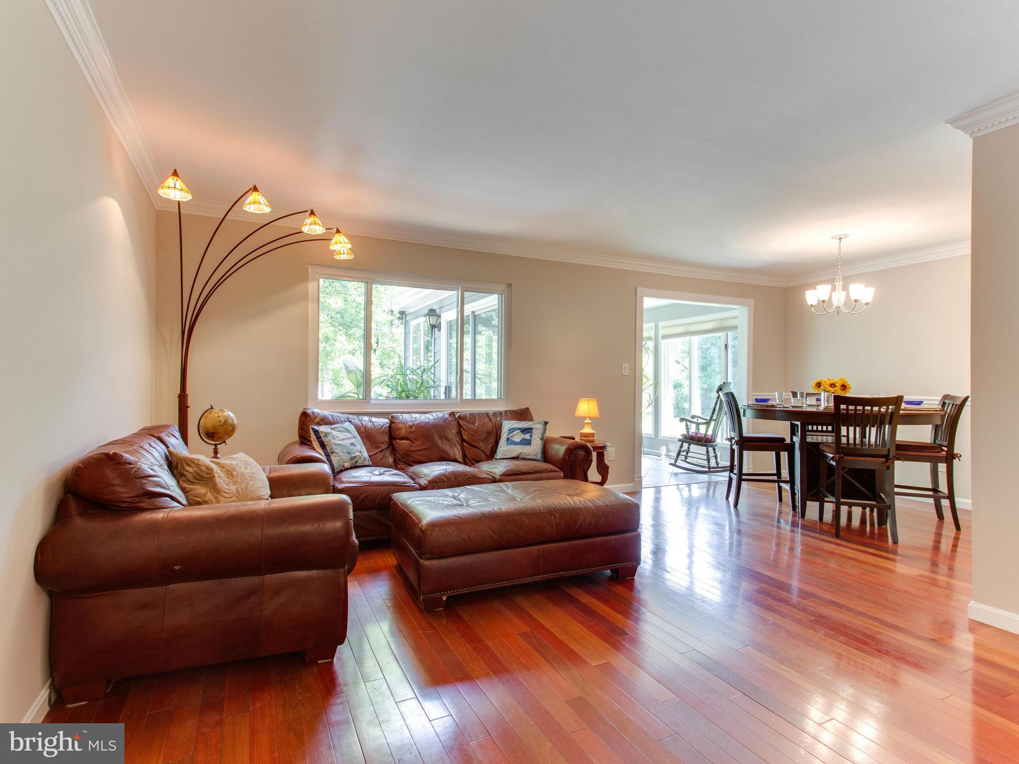 MANOR LAKE - Residential