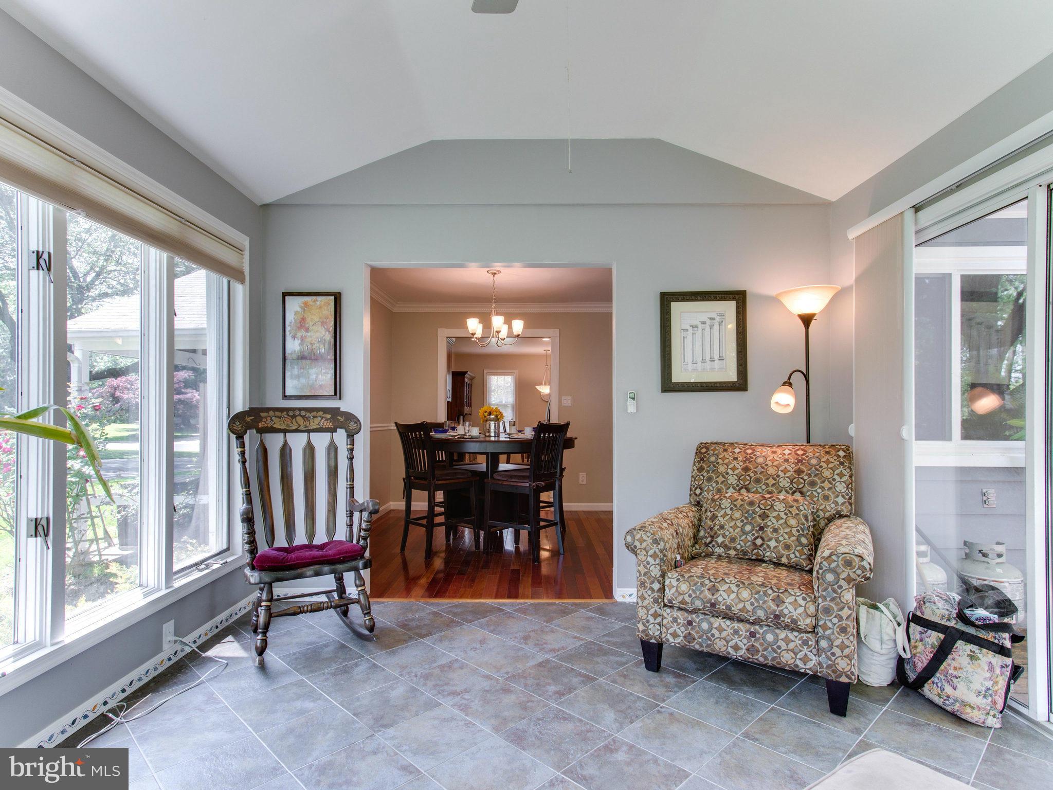 MANOR LAKE - Residential