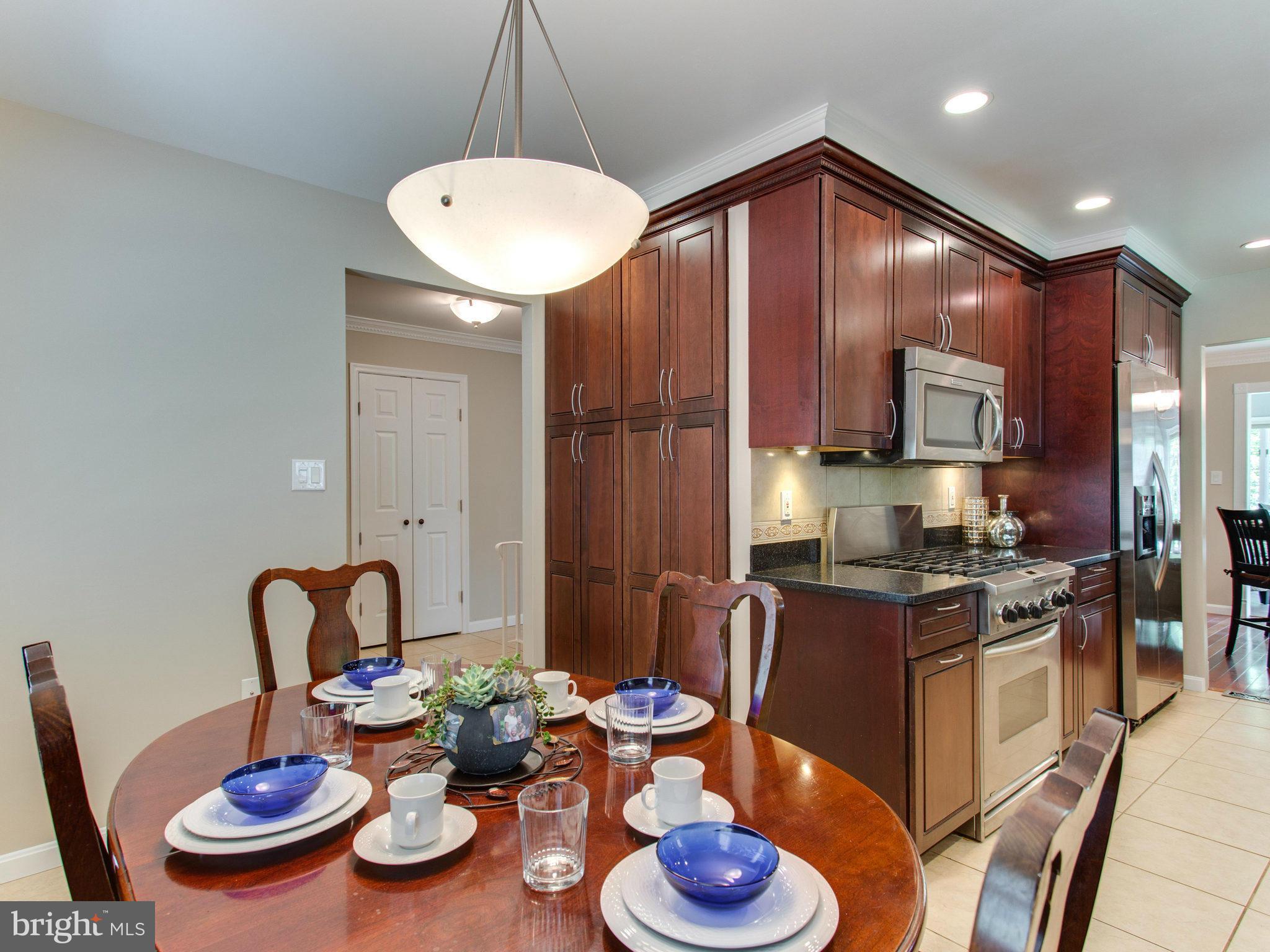 MANOR LAKE - Residential