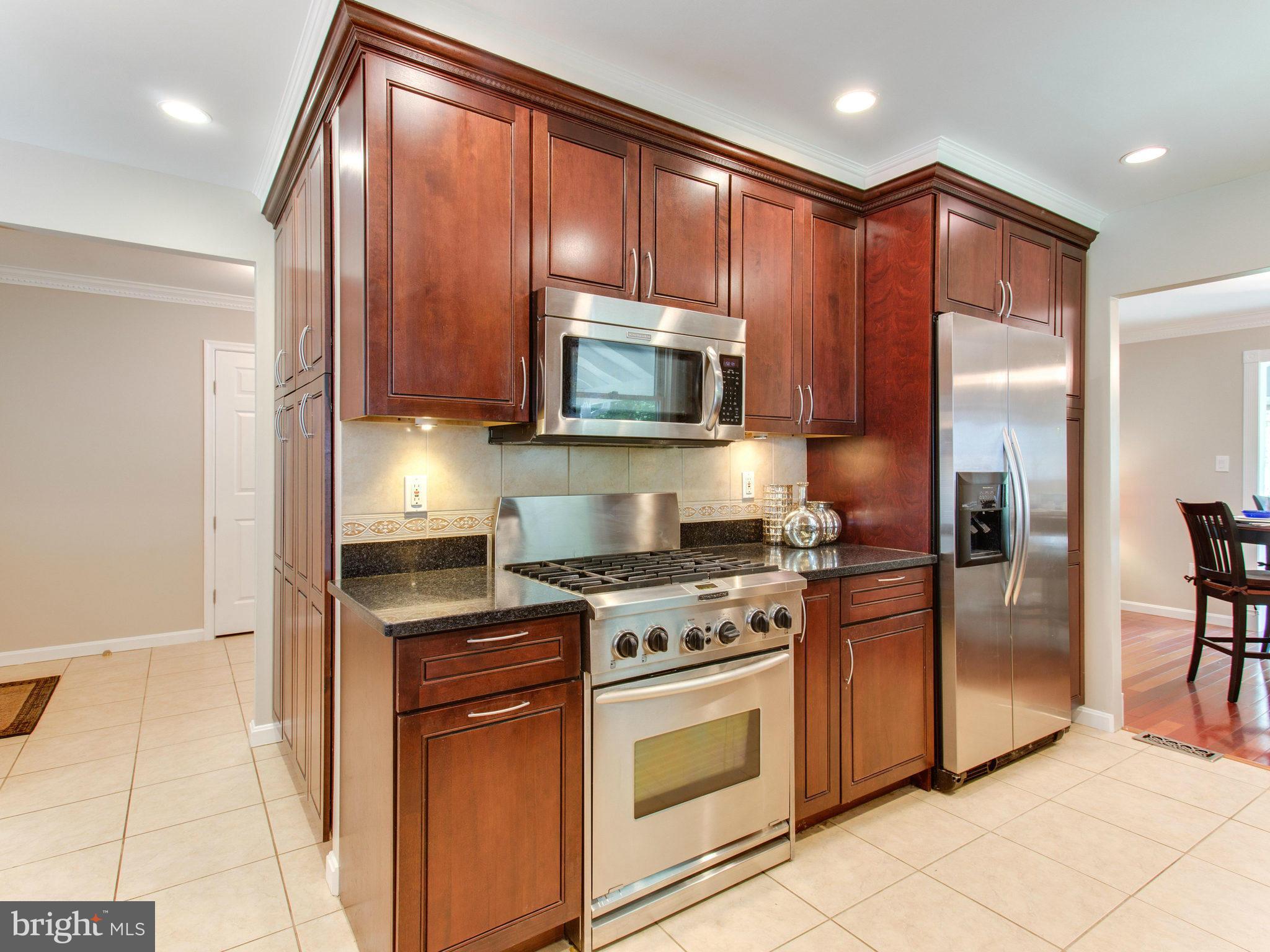 MANOR LAKE - Residential