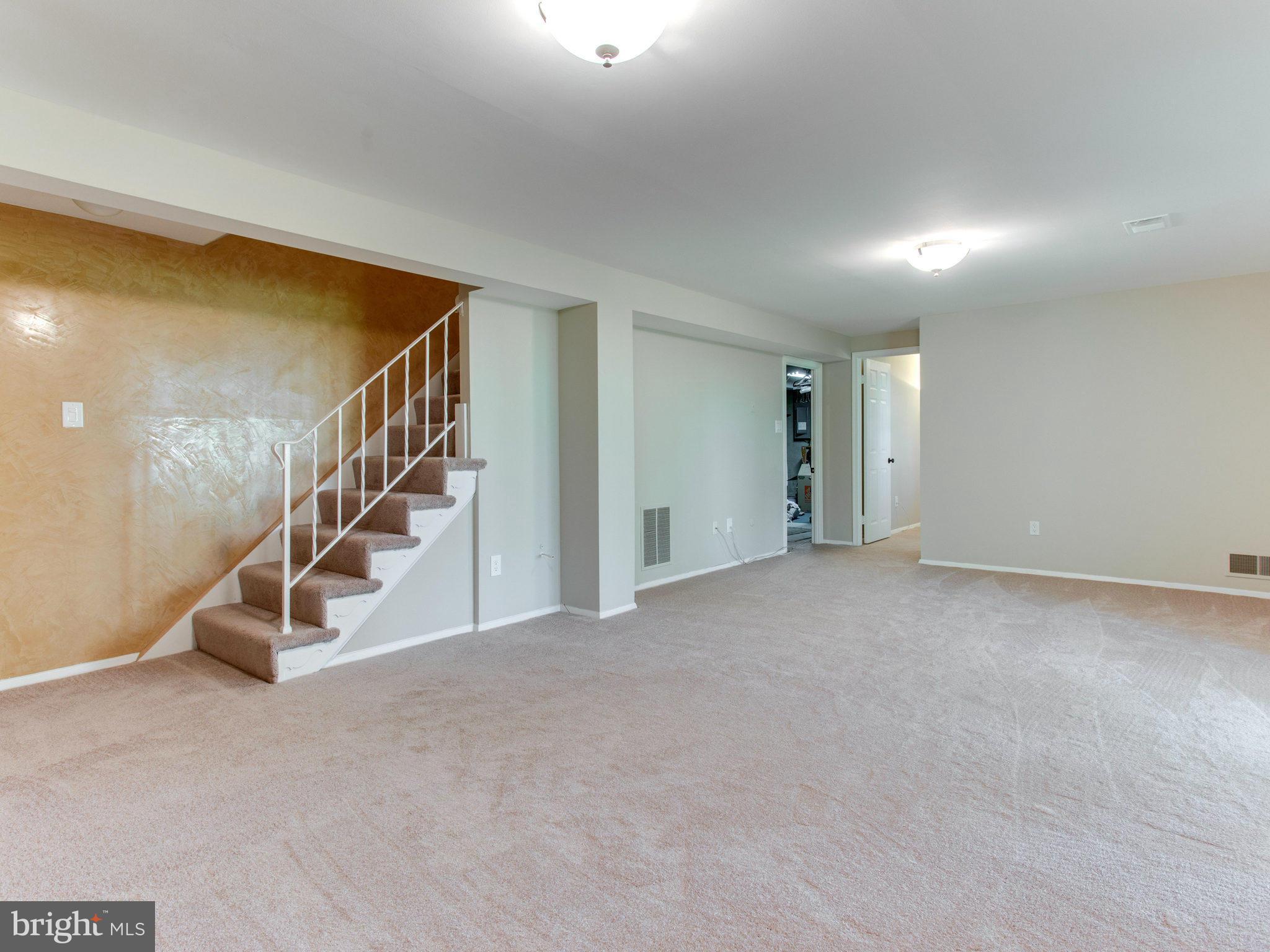 MANOR LAKE - Residential