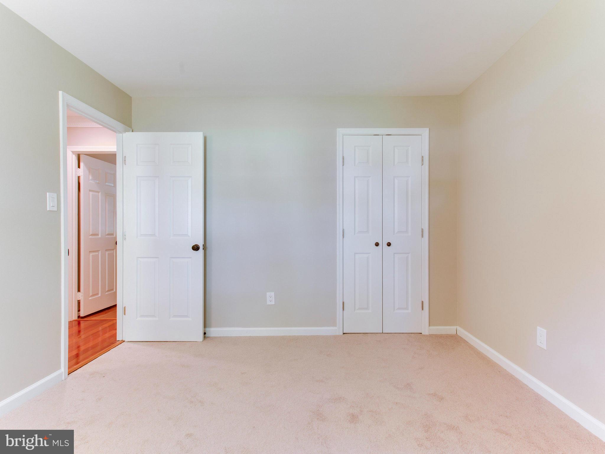 MANOR LAKE - Residential